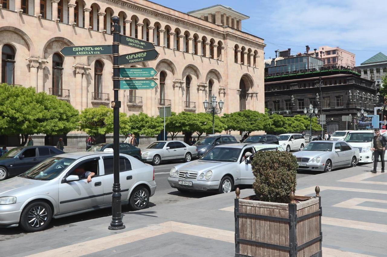 יירבאן Fantastic Apartments Near Republic Square, Perfect Location, Mystreet Company מראה חיצוני תמונה
