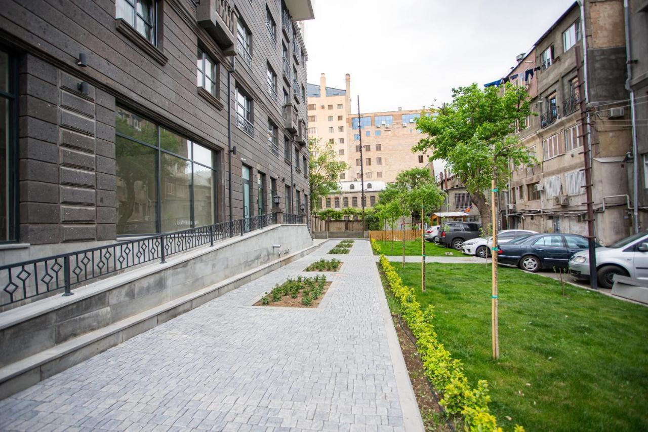 יירבאן Fantastic Apartments Near Republic Square, Perfect Location, Mystreet Company מראה חיצוני תמונה